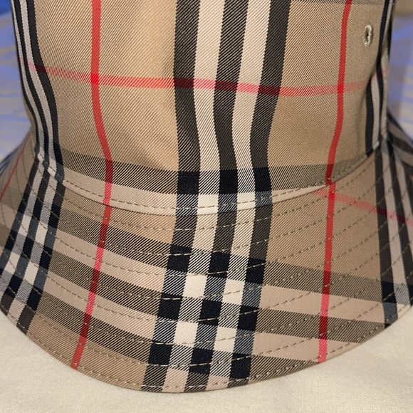 Preloved Burberry bucket hat pristine condition size is medium - Picture 4 of 10